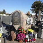 Obelisk o nieregularnym kształcie z przytwierdzoną do niego płytą nagrobną Władysława Kabata. Po prawej stronie przytwierdzony znak Polski Walczącej