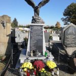 Pomnik. Na postumencie orzeł z rozpostartymi skrzydłami oraz tablica z imionami i nazwiskami poległych