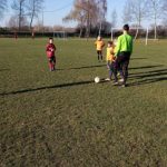 Akcja rozegrania piłki podczas meczu piłki nożnej