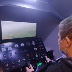 Chłopiec tyłem siedzi w symulatorze lotów