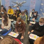 Grupa uczniów rozwiązuje testy