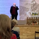 Starszy mężczyzna  przed mikrofonem na scenie