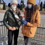 Dwie dziewczyny stoją na chodniku