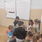 Dzieci losują karteczki w celu podziału na grupy.