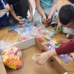 Chłopcy w grupie budują z klocków.