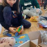 Dzieci budują z klocków edukacyjnych.