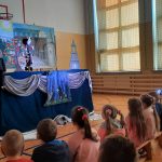 Dzieci oglądają teatrzyk kukiełkowy.