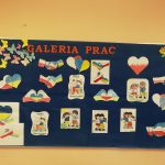 Gaztka ścienna, na niej prace uczniowskie wyrażające solidarność z Ukrainą