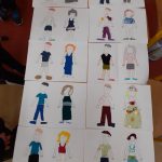 10 prac. Na każdej chłopiec i dziewczynka w stroju wykonanym z różnych tkanin