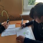 Dwie dziewczynki rysują, trzymają w ręce długopis 3D.