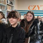 grupa uczniów siedzących w czytelni biblioteki