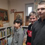 Trzech chłopców, którzy oglądają obrazy