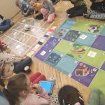 Uczniowie programują robota tak, aby dotarł on do wybranej ilustracji.