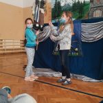 Dziewczynki trzymają kukiełkę Szewczyka.