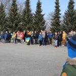 Grupa uczniów stoi na bosku szkolnym