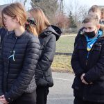 Dwie dziewczyny i jeden chłopiec stoją na boisku