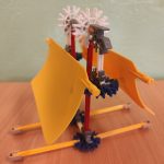 Model z kolorowych klocków do prezentowania działania sił oporu, w szczególności tarcia