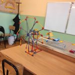 Kolorowy model wiatraka zbudowany z klocków, prezentujący zasadę akcji i reakcji