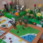 Na stole wystawa prac konkursowych