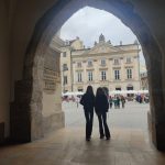 Dwie dziewczyny w bramie krakowskich Sukiennic