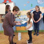 Uczennica odbiera nagrodę od Pani Dyrektor.