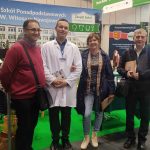 Opiekunowie z absolwentem ZSP W Wietrzychowicach na stoisku wystawowym.