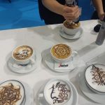 Na stoliku przygotowane w ramach poczęstunku kawy w filiżankach