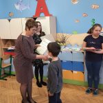 Uczeń odbiera nagrodę od Pani Dyrektor.