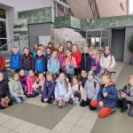 Grupa dzieci stojących przy kamieniu solnym.