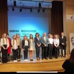 Na scenie stoją laureaci i wyróżnieni w konkursie wraz z organizatorami