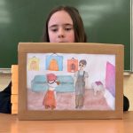 Dziewczynka z teatrzykiem kamishibai