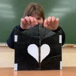 Uczennica otwiera teatrzyk kamishibai