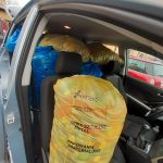 Wnętrze auta wypełnione workami z nakrętkami.