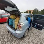 Samochód wypełniony workami z nakrętkami.