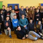 Zdjęcie grupowe, na którym są uczestnicy warsztatów wraz z prowadzącym.