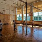 Czterech chłopców na sali gimnastycznej podczas meczu