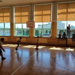 Trzech zawodników w trakcie gry, przygotowują się do przyjęcia piłki