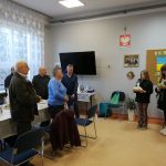 Dwie uczennice składają życzenia seniorom Klubu Miechowice Wielkie