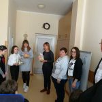 Trzy uczennice szkoły trzymają upominki dla mieszkańców DPS w Jadownikach Mokrych