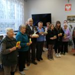 Uczennice szkoły wraz z uczestnikami Klubu Seniora w Miechowicach Wielkich
