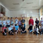 Uczniowie klas ósmych po meczu na zdjęciu grupowym