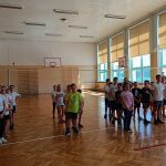 Prezentacja drużyn przed meczem. Zawodnicy wszystkich klas stoją w szeregach