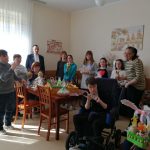 Uczennice szkoły wraz z księdzem dyrektorem, pracownikami i młodzieżą DPS w Jadownikach Mokrych