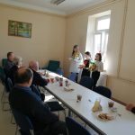 Dziewczynki wręczają stroik, kartki i babę wielkanocną