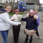 Cztery dziewczynki z workiem na śmieci