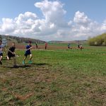 Wyścig chłopców, jeden z chłopców wyprzedza dwóch przeciwników