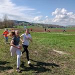 Dwie dziewczyny biegnące, walczą o lepszą lokatę