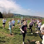 Grupa dziewcząt młodszych rozpoczyna bieg