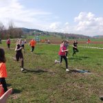 Dwie dziewczynki podczas biegu, walczą o lepsze lokaty