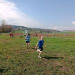 Dziewczynka w niebieskim podkoszulku zmierzająca do mety, za nią kolejna zawodniczka